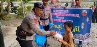 Brimob Polda Sumut Bersama Kodim 0204/DS Bagikan 200 Paket Takjil untuk Warga Tebing Tinggi
