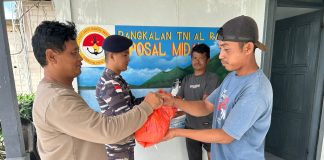 Kelompok Kapal Cumi Serahkan Bantuan Paket Sembako Untuk Warga Midai