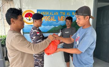 Kelompok Kapal Cumi Serahkan Bantuan Paket Sembako Untuk Warga Midai