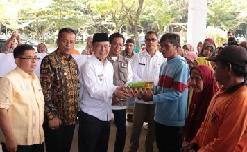 Wali Kota Payakumbuh Serahkan Paket Ramadan Baznas Secara Simbolis