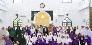 Wakil Wali Kota Pematangsiantar Herlina bersama PD WI Kota Pematangsiantar Tunaikan Sholat Tasbih di Masjid Raya