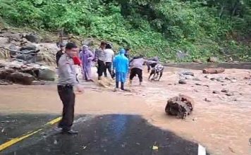 Tim Polres Simalungun Evakuasi Material Longsor Dan Banjir Di Huta Soalan