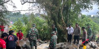 Kapolres Simalungun Pimpin Penanganan Bencana Banjir Bandang dan Longsor di Kota Wisata Parapat