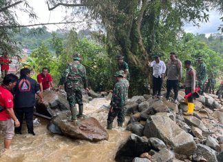 Kapolres Simalungun Pimpin Penanganan Bencana Banjir Bandang dan Longsor di Kota Wisata Parapat