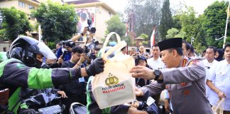 Masyarakat Antusias Saat Kapolri Turun Langsung Berbagi Takjil