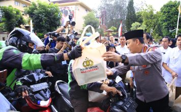 Masyarakat Antusias Saat Kapolri Turun Langsung Berbagi Takjil