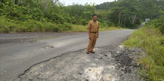 Jalan Berlubang di Bunguran Tengah Rawan Kecelakaan