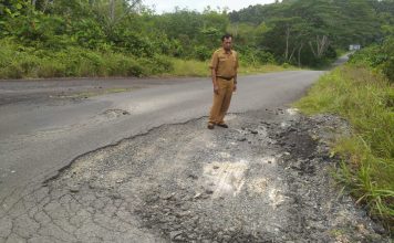 Jalan Berlubang di Bunguran Tengah Rawan Kecelakaan