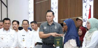 Menko Agus Harimurti Yudhono Serahkan SHM Warga Terdampak Pengembangan Kawasan Terpadu Rempang Eco-City
