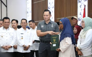 Menko Agus Harimurti Yudhono Serahkan SHM Warga Terdampak Pengembangan Kawasan Terpadu Rempang Eco-City