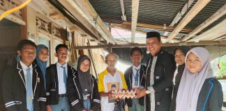 Pengurus OSIS/MPK dan Pramuka SMAN 3 Lakudo Berbagi Takjil dan Parsel Menjelang Buka Puasa