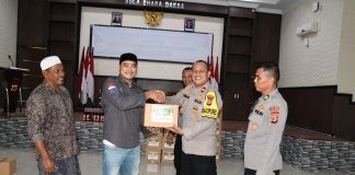 Kapolres Aceh Timur Serahkan 260 Bingkisan Lebaran Kepada Wartawan
