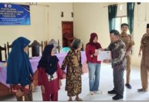 Pemerintah Kepala Kampung Penawar Rejo, Kecamatan Banjar Margo Kabupaten Tulang Bawang, Menjelang Hari Raya idhul fitri 1446 Hijriyah Bagikan BLT-DD kepada 25 KPM