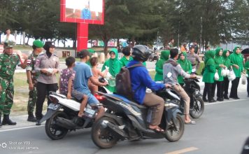 TNI-Polri dan Masyarakat Natuna Bersinergi dalam Berbagi Takjil Ramadan