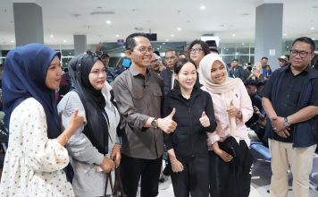Beri Rasa Aman Kepada Masyarakat, Amsakar-Li Claudia Tinjau Arus Mudik di Pelabuhan dan Bandara