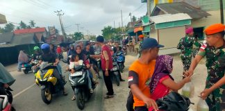 Semangat Penjaga Perbatasan, Tri Matra TNI Berbagi Takjil ke Masyarakat Kota Ranai
