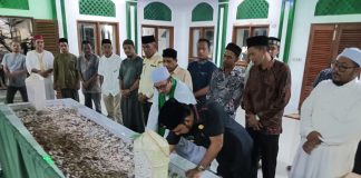 Jelang Lebaran, Bupati Al – Farlaky Ziarah Makam Ulama dan Santuni Anak Yatim di Masjid Ba’lawi