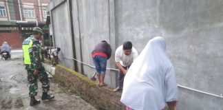 Pastikan Lingkungan Bersih Jelang Pelaksanaan Sholat Idul Fitri, Babinsa Gotong Royong Bersama Warga