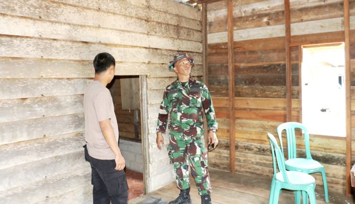 Pasi Teritorial (Pasiter) Kodim 0318/Natuna, Lettu Arh Erikson Sinurat ketika meninjau pelaksanaan TMMD ke 123 di Desa Selemam