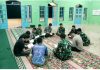 Personel Kodim 0318/Natuna Salat Tarawih dan Tadarus Bersama Warga di Lokasi TMMD ke-123