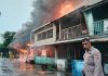 IPTU Supriono Turun Langsung Padamkan Kebakaran Tujuh Rumah Warga di Kecamatan Senayang