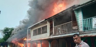 IPTU Supriono Turun Langsung Padamkan Kebakaran Tujuh Rumah Warga di Kecamatan Senayang