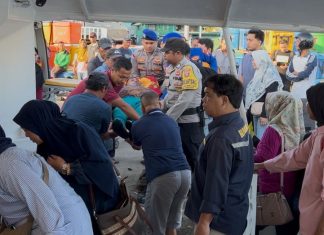 Polri Untuk Masyarakat : Kepedulian Personel Satpolairud dan Personel Polsek Siantan Bantu Warga Sakit Naik Ke Kapal di Pelabuhan Tarempa