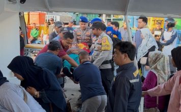 Polri Untuk Masyarakat : Kepedulian Personel Satpolairud dan Personel Polsek Siantan Bantu Warga Sakit Naik Ke Kapal di Pelabuhan Tarempa