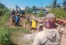 Jalan Poros Milik Pemkab Tuba Rusak Parah Kakam dan Warga Iyuran Untuk Perbaiki