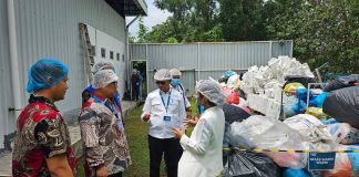 Tinjau Industri Daur Ulang Sampah Plastik di Batam, Wagub Nyanyang Kunjungi PT. Free The Sea