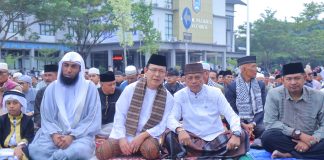 Puluhan Ribu Jamaah Padati Halaman Balai Kota Payakumbuh untuk Salat Idulfitri 1446 Hijriah