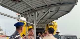 Kapolres Natuna Cek dan Kontrol Pengamanan Arus Balik Lebaran, Berikan Pelayanan Kesehatan dan Bingkisan untuk Penumpang Kapal