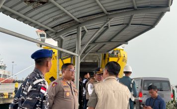 Kapolres Natuna Cek dan Kontrol Pengamanan Arus Balik Lebaran, Berikan Pelayanan Kesehatan dan Bingkisan untuk Penumpang Kapal