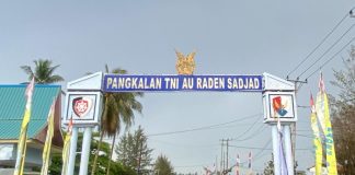 Lanud RSA Natuna Meriahkan HUT ke-79 TNI AU dengan Pemasangan Umbul-Umbul