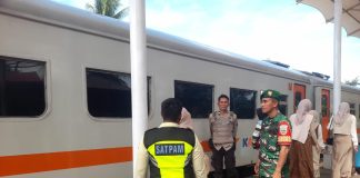 Personil Polsek Perdagangan Amankan Arus Balik Lebaran di Stasiun Bandar Tinggi