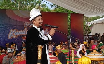Hadiri Festival Kande-Kandea Tolandona, Azhari Paparkan Sejumlah Program Pembangunan Buton Tengah ke Depan