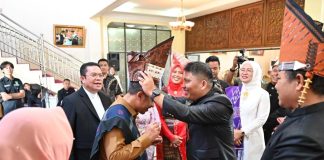 Wabup Bagus Santoso dan Istri Terima Gelar Kehormatan Marga Batak