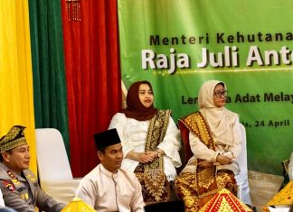 Bupati Bengkalis Hadiri Upacara Adat Tepuk Tepung Tawar Menteri Kehutanan
