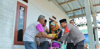 Polisi Beri Bantuan Kursi Roda untuk Penderita Celebral Palsy-Lansia di Bekasi dan Karawang