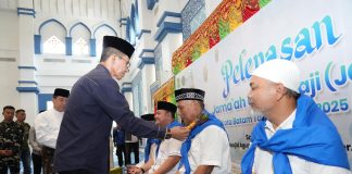 Amsakar Achmad Lepas Jemaah Calon Haji Kota Batam