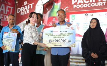 Peduli Kesejahteraan Warga, Wakil Kepala BP Batam Li Claudia Chandra Serahkan Insentif kepada 449 Lansia