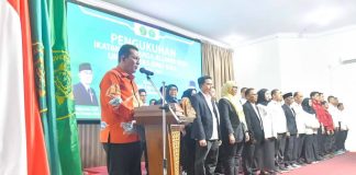 Gubernur Ansar Kukuhkan IKA Universitas Ibnu Sina Batam Periode 2024–2029