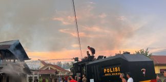 Rumah Warga Terbakar, Kompi 4 Batalyon C Sat Brimob Kepulauan Nias Polda Sumut, Gerak Cepat Turun Padamkan Api