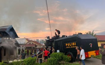 Rumah Warga Terbakar, Kompi 4 Batalyon C Sat Brimob Kepulauan Nias Polda Sumut, Gerak Cepat Turun Padamkan Api