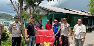 Polsek Senayang dan BPBD Lingga Salurkan Bantuan Sosial kepada Korban Kebakaran di Kelurahan Senayang