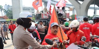 Aksi Humanis Polres Pelabuhan Tanjung Priok Bagikan Minum dan Roti Saat Buruh Rayakan May Day