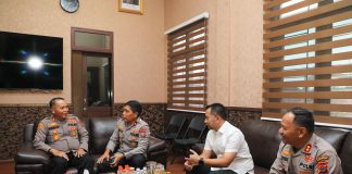 Wakapolda Sumut Beri Arahan dan Semangat kepada Personel Polres Belawan, Jenguk Kapolsek Korban Lemparan Saat Tangani Tawuran