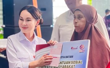 Wujud Kepedulian Amsakar – Li Claudia, 1.245 Lansia Terima Insentif Sebesar Rp 300 ribu