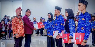 Penyerahan SK Pengangkatan CPNS Formasi 2024, Azhari Tekankan Pentingnya Dedikasi dalam Pelayanan Publik