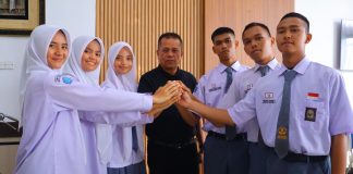 Elzadaswarman Terima Kunjungan 6 Calon Paskibraka Payakumbuh di Ruang Kerja